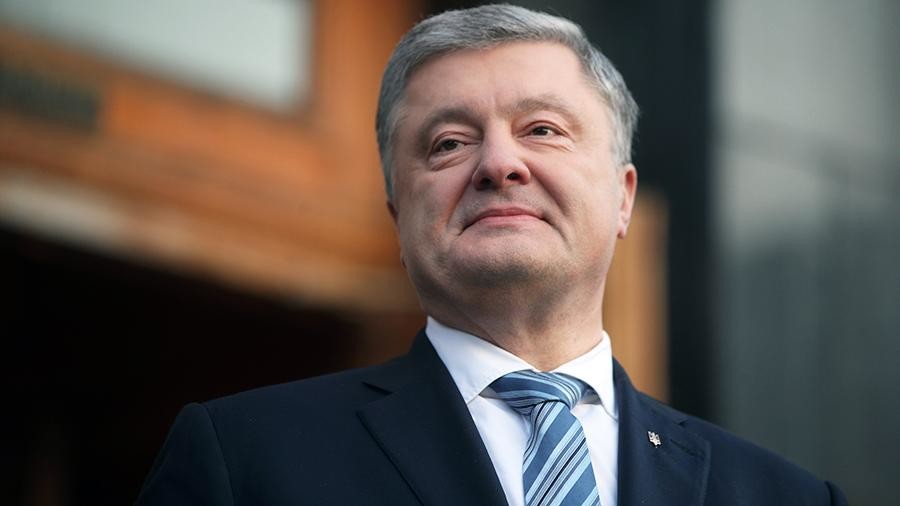 Две трети украинцев поддержали снятие неприкосновенности с экс-президента страны Петра Порошенко.