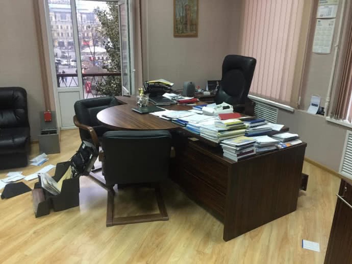 Вночі в Києві невідомі потрапили до службового кабінету голови Національної спілки журналістів Сергія Томіленка.