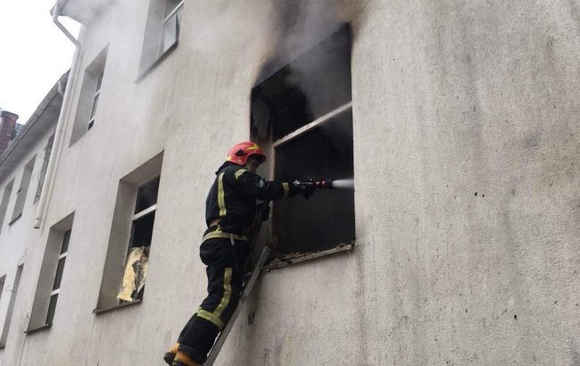 По информации спасателей, пожар произошел около 10:49 на первом этаже двухэтажного здания на территории института на ул. Зоологической, 3-б.