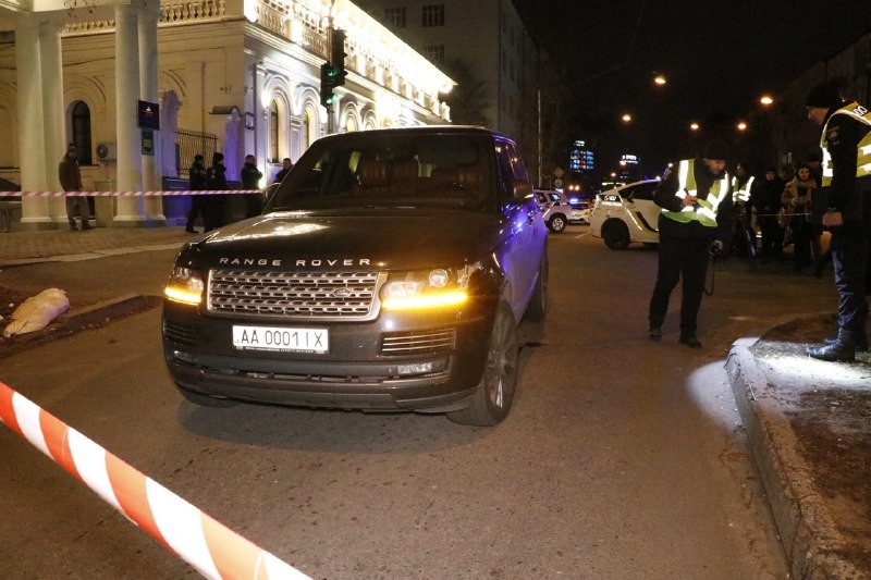 Депутат Киевского областного совета Вячеслав Соболев, авто которого обстреляли на улице Льва Толстого в Киеве, рассказал подробности происшествия.