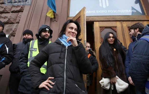 Волонтерка Маруся Звіробій у понеділок, 2 грудня, з'явилася в ДБР у справі про погрози президенту Володимиру Зеленському, але на допит йти відмовилася.