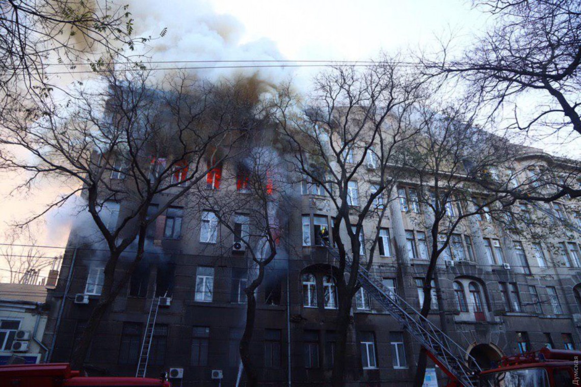 В Одессе умерла одна из пострадавших во время пожара в колледже экономики, права и гостинично-ресторанного бизнеса.