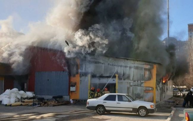 У п'ятницю, 6 грудня, в Києві горить будівля колишньої швейної фабрики «Каштан» по вулиці Перемоги, 123.