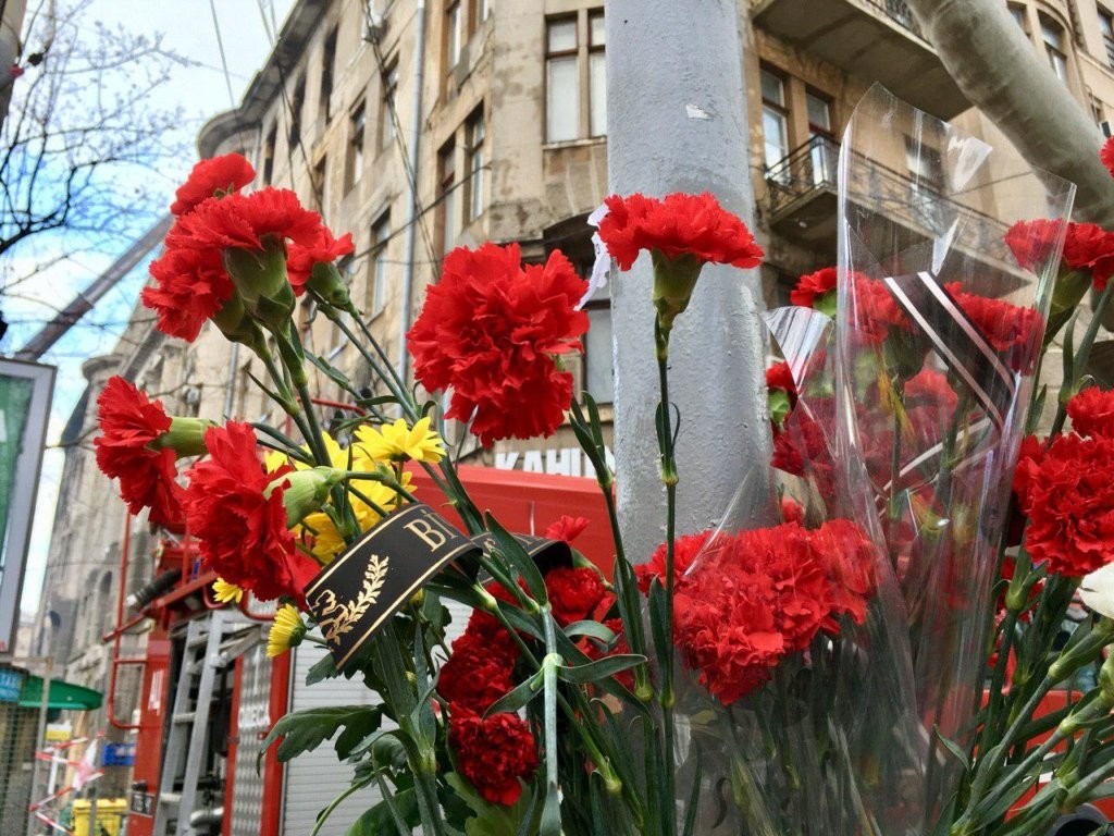 Володимир Зеленський оголосив всеукраїнський день жалоби в пам'ять про загиблих в результаті пожежі в одеському коледжі.