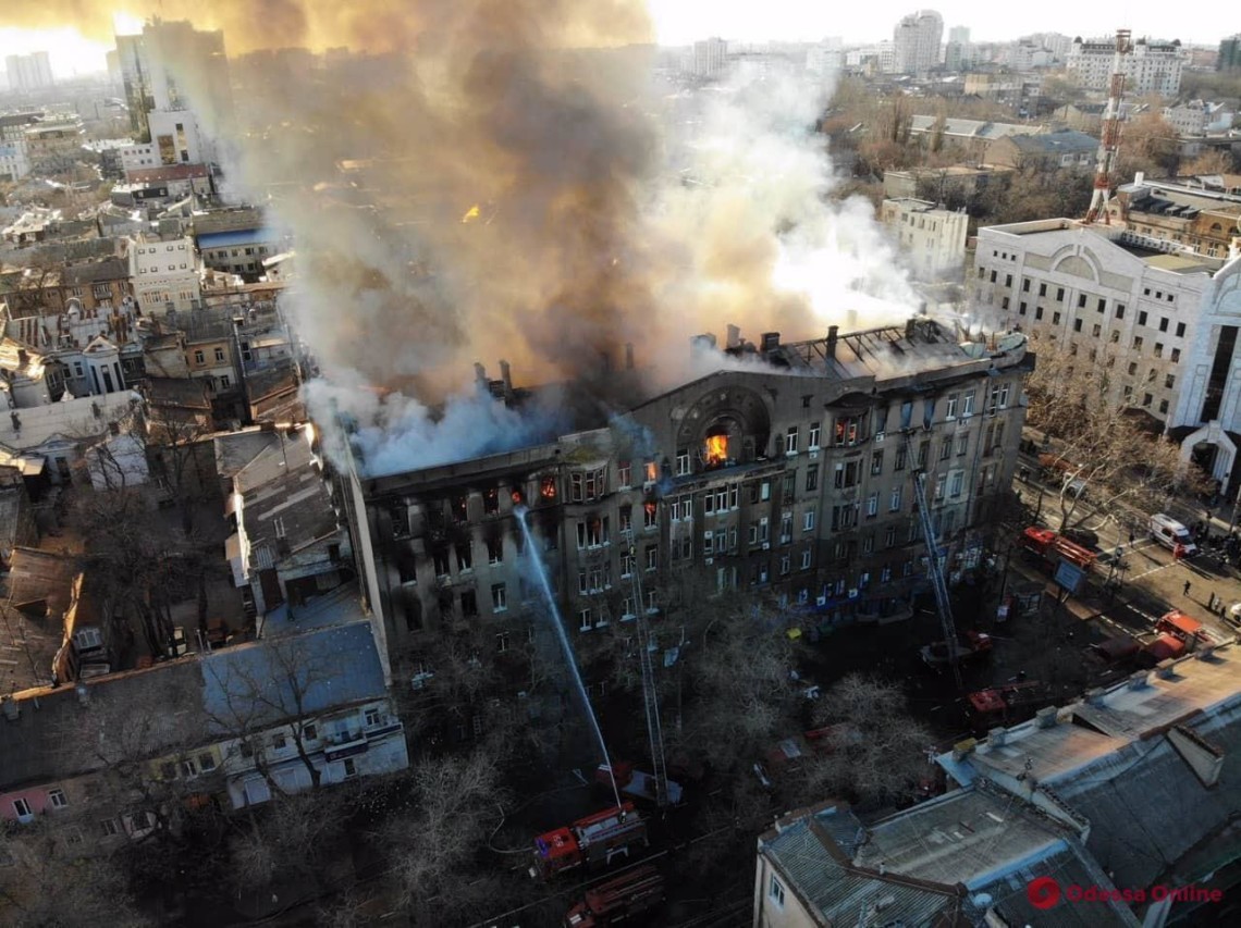 Спасатели продолжают мероприятия по ликвидации чрезвычайной ситуации, связанной с пожаром в здании Одесского колледжа экономики, права и гостинично-ресторанного бизнеса.