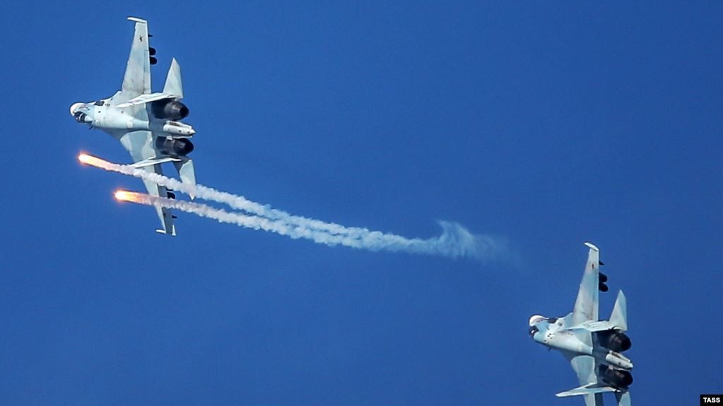 Екіпажі російських літаків Су-27СМ і Су-30м2 під час льотно-тактичних навчань провели повітряний бій в небі над окупованим Кримом.