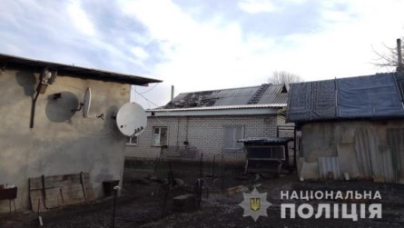 В результате обстрела повреждены шифер, дымоход и два оконных стекла в двух домах местных жительниц по улице Свободная.