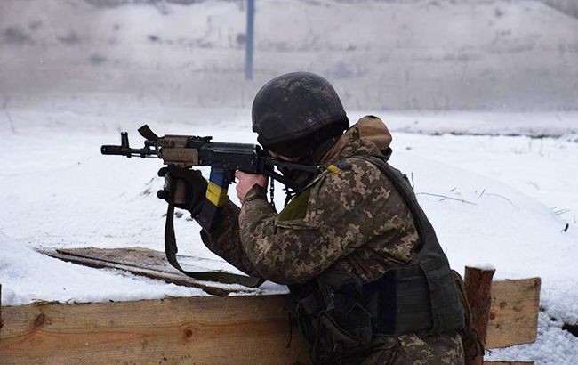 У суботу, 18 січня, російсько-окупаційні війська в зоні проведення операції Об'єднаних сил на Донбасі застосовували заборонене мінськими угодами озброєння, внаслідок обстрілів було поранено 8 українських військових.