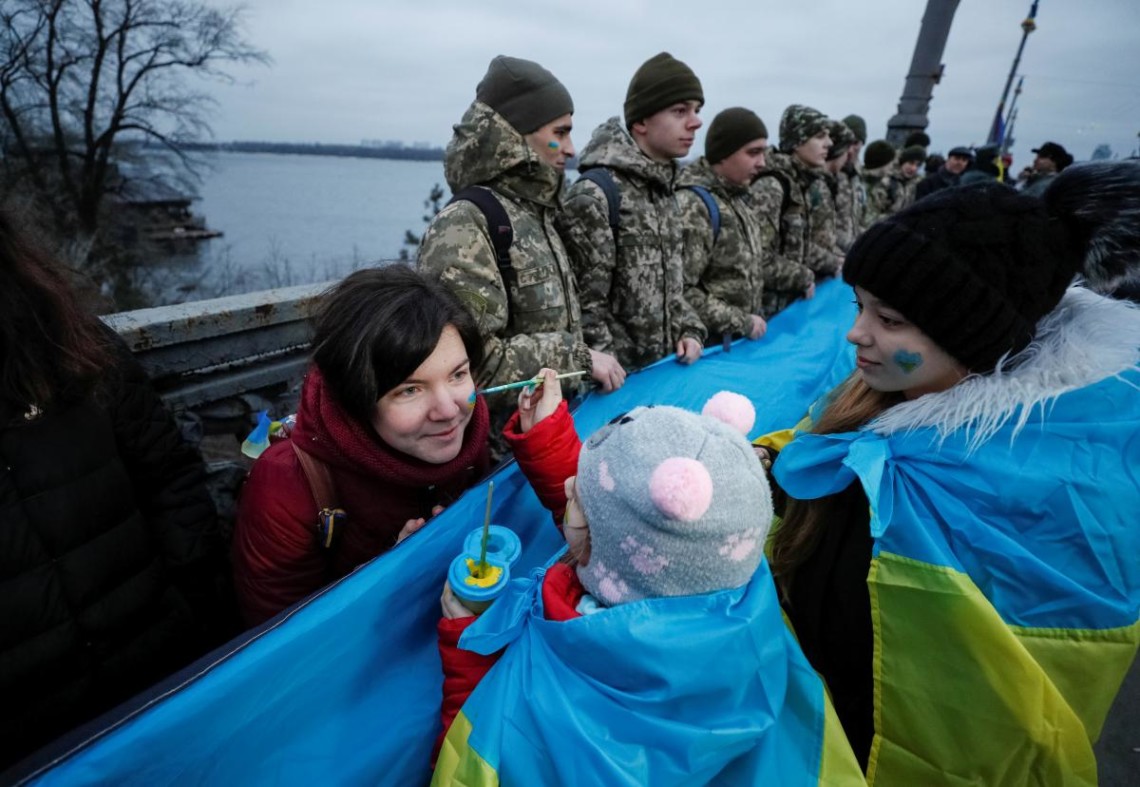 У середу, 22 січня, жителі Києва зібралися на мосту Патона, щоб утворити живий ланцюг – символ єдності країни.