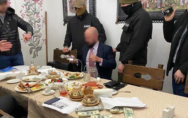 Детективи НАБУ оголосили підозри трьом затриманим, які пропонували великий хабар голові Фонду держмайна Дмитру Сенниченку.