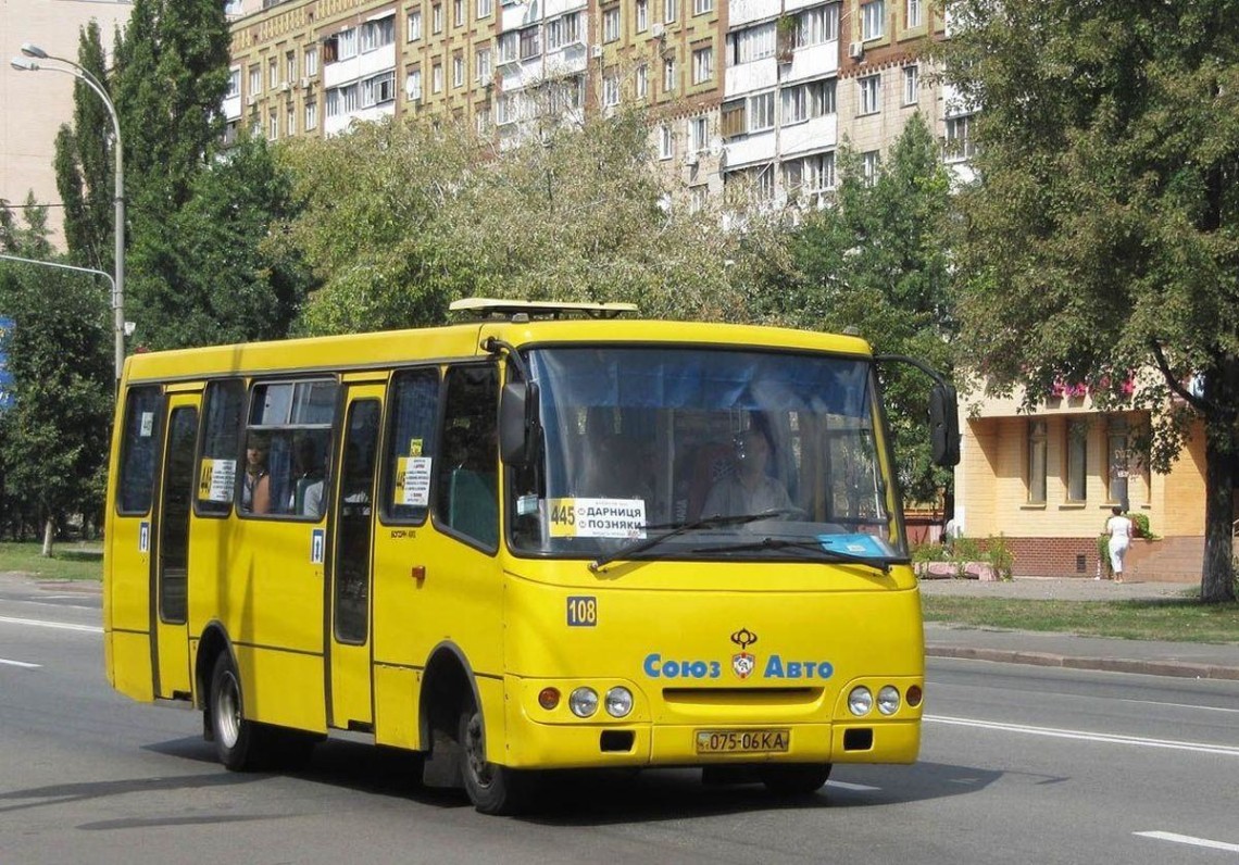 У Кропивницькому виявили COVID-19 у водія маршрутного таксі. Через це закрили маршрути 77, 104, 112 і 113.