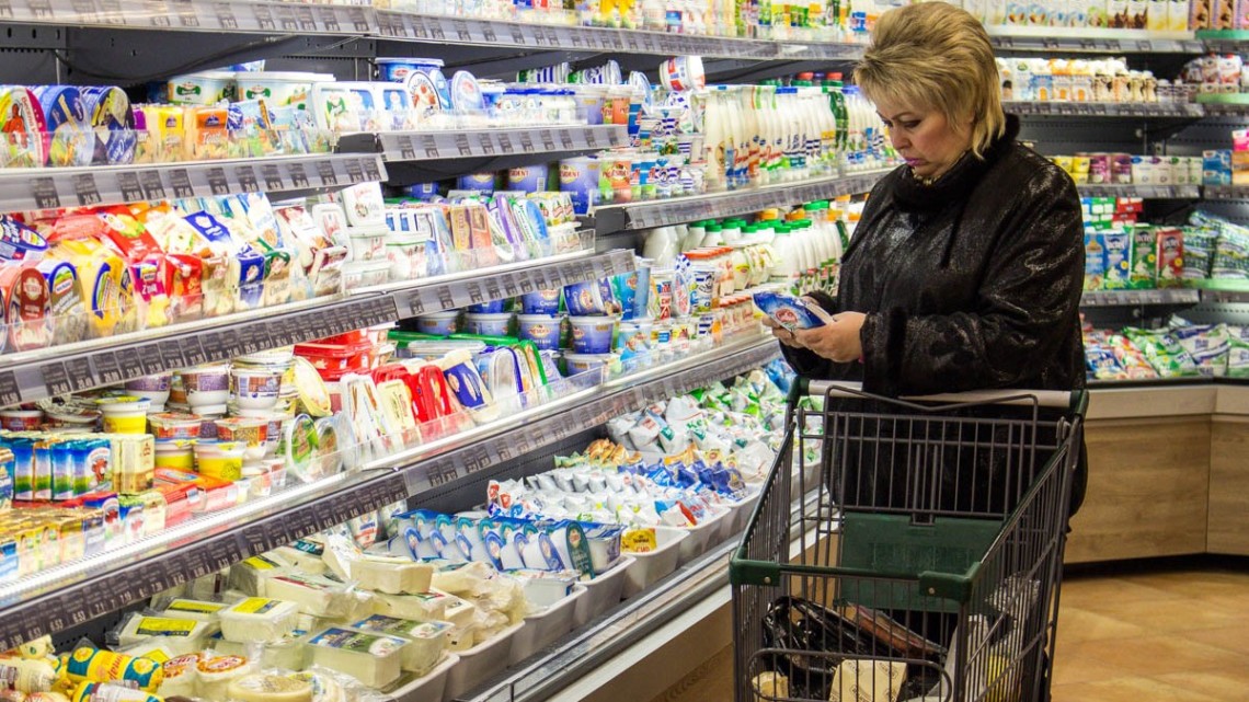 В Киеве начали снижаться цены на продукты питания. Об этом сообщает в Facebook директор Киевского управления Антимонопольного комитета Украины (АМКУ) Алексей Хмельницкий.