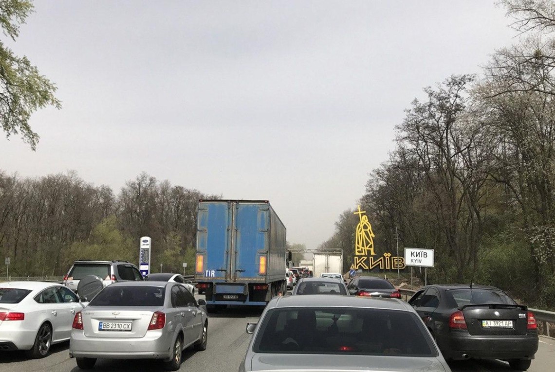 На въезд в Киев образовались огромные пробки. Машины обязаны пройти через установленные КПП в связи с карантином.