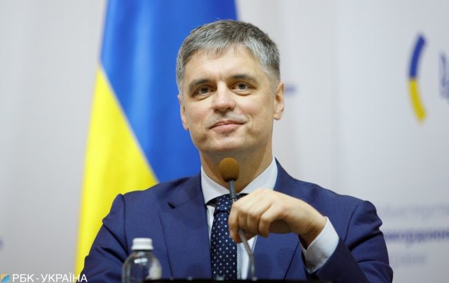 Частиною загального процесу пом'якшення карантинних обмежень в Україні є відновлення роботи за кордоном для українців.