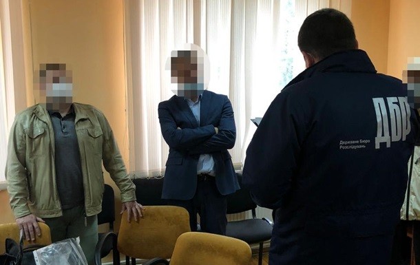 Сотрудники Госбюро расследований задержали на взятке руководителя Закарпатского областного территориального отделения Антимонопольного комитета Украины.