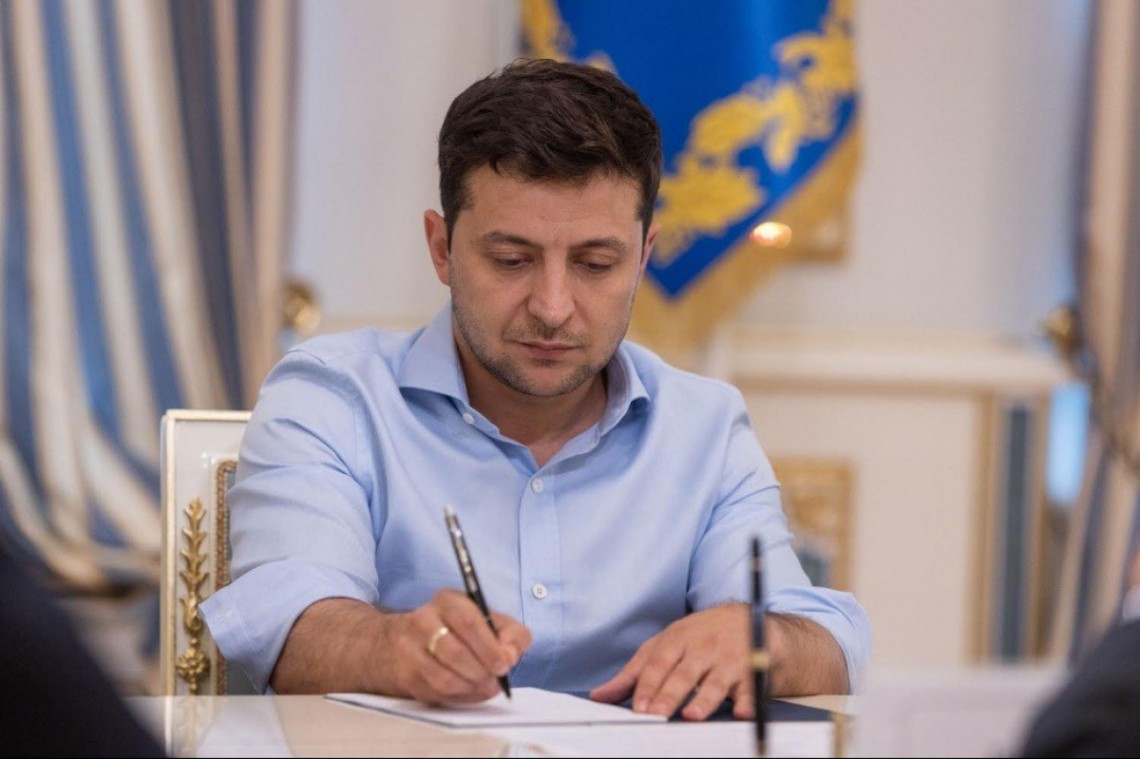 Президент України Володимир Зеленський підписав закон про скасування штрафів за порушення ПДР в вигляді штрафних балів.