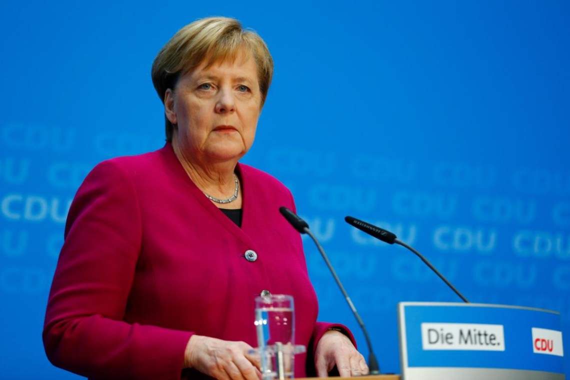 Меркель заявила, що Німеччина вступає в нову фазу пандемії з менш жорсткими обмеженнями. Але люди мають тримати дистанцію та прикривати рот і ніс в знак поваги до інших.