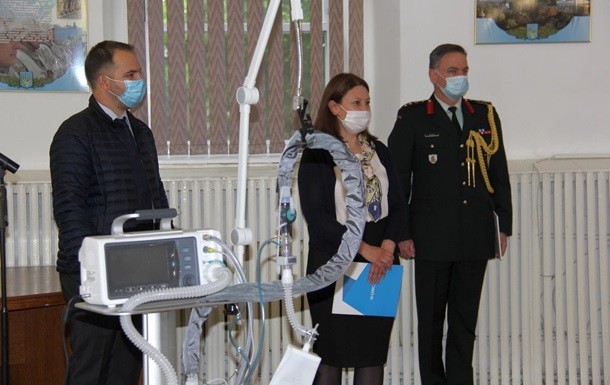 Збройні сили України отримали партію апаратів штучної вентиляції легенів, надану урядом Канади та Офісом управління ООН з обслуговування проектів в Україні.