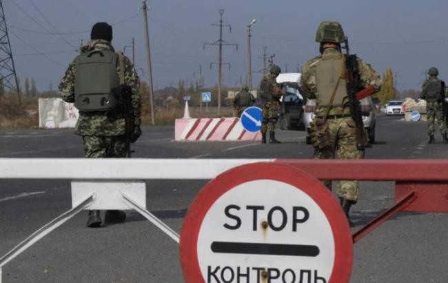 Бойовики  обстріляли позиції українських прикордонників, які виконували завдання в рамках гуманітарного дорожнього коридору Донецьк-Курахове  на КПВВ Маріїнка і Майорське.