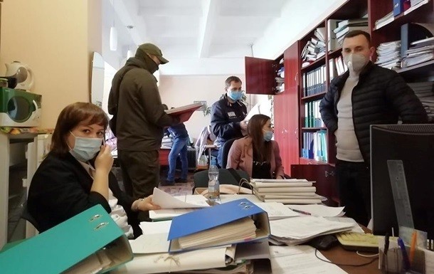 Обыски в Центре Довженко в четверг, 28 мая, были проведены в рамках расследования возможных злоупотреблений должностных лиц предприятия, Минкульта, а также Регионального отделения Фонда госимущества в Киеве.