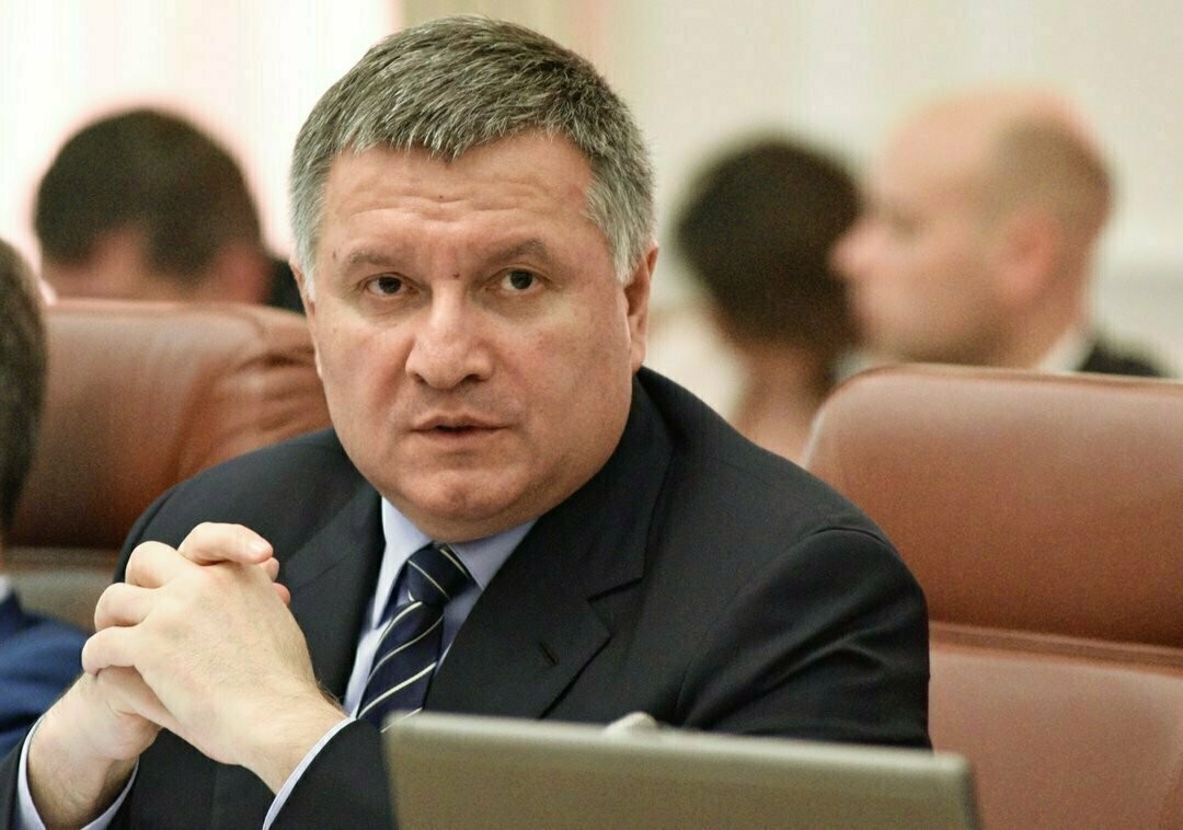 Глава МВС Арсен Аваков відзвітував президенту Володимиру Зеленському щодо подій в Броварах. Уже затримано 20 осіб, троє з них у лікарні.