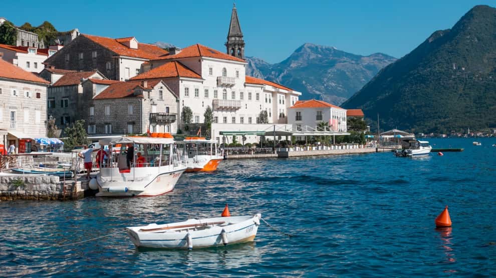 Чорногорія в рамках чергового етапу послаблень жорстких обмежувальних заходів, запроваджених з початку березня для запобігання поширенню коронавірусу, розширила до понад 120 список країн, з яких дозволений в'їзд і перебування громадян з 1 червня.