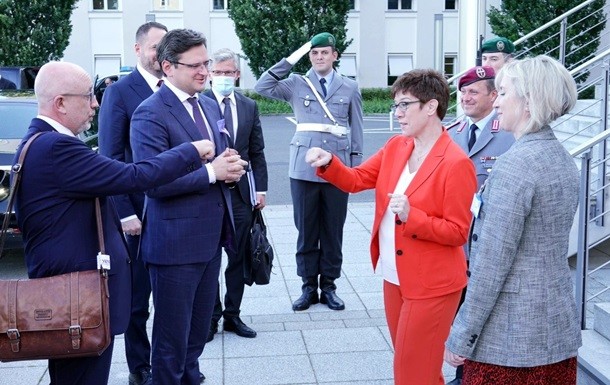 У Берліні у вівторок, 2 червня, розпочався офіційний візит української делегації на чолі з головою МЗС Дмитром Кулебою і керівником ОПУ Андрієм Єрмаком.