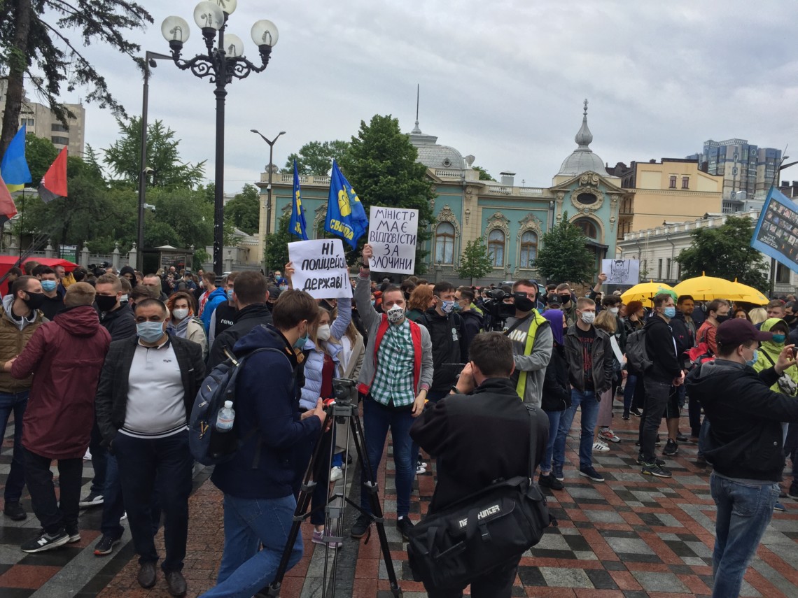 У п'ятницю, 5 червня, в центрі Києва, під Верховною радою, проходять мітинги з вимогою відправити у відставку очільника МВС України Арсена Авакова.