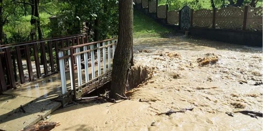 На Закарпатье в селе Приборжавское Иршавского района сильный ливень с градом затопил десятки домохозяйств и разрушил четыре мостовых перехода.