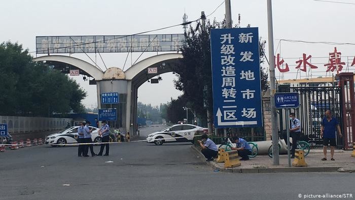 Китай усилил карантин в части Пекина из-за новой вспышки COVID-19. 29 жилых комплексов переведены под закрытое управление. Все пункты пропуска охраняются.
