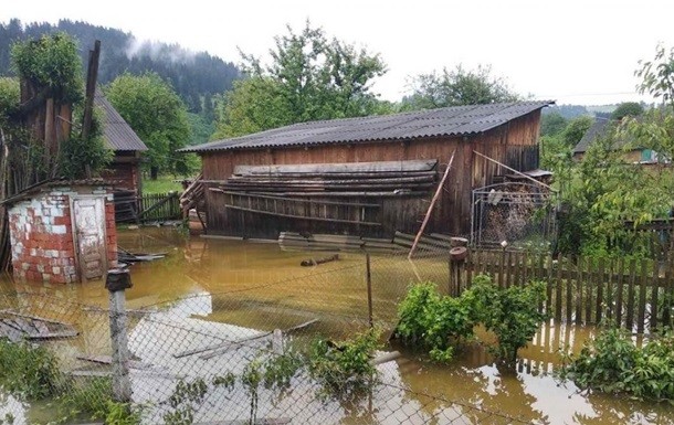 У Чернівецькій області після сильних злив затопило кілька сіл. Про це повідомляє пресслужба ДСНС регіону.