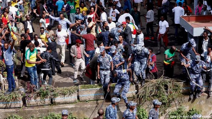 Через вибухи у столиці Ефіопії під час протестів, які виникли після смерті співака і активіста Хундесса, поранено 3 людини, ще кілька людей загинули. Серед жертв є організатори вибухів і мирні жителі.