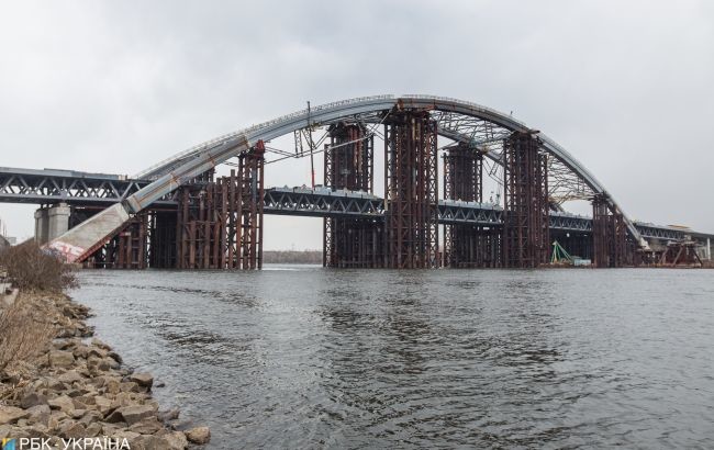 В Киеве провели массовые обыски по делу о хищениях на строительстве Подольского моста. Сумма нанесенного ущерба может превышать 80 млн гривен.