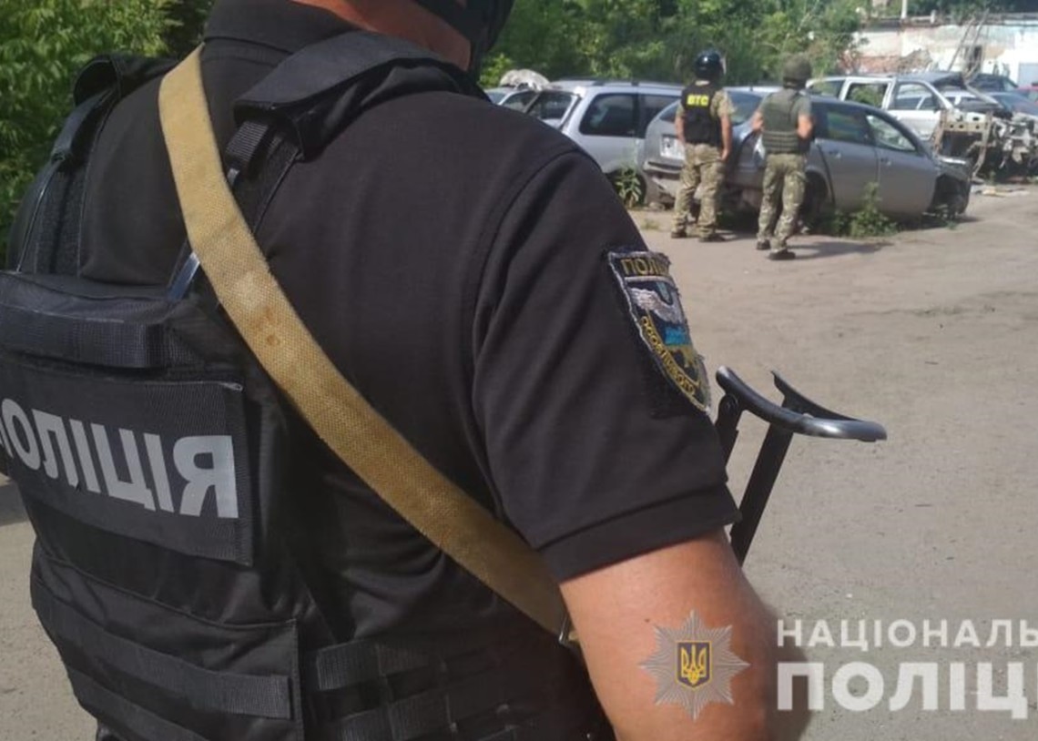 Зловмисник, який у Полтаві погрожував гранатою, а після взяв в заручники полковника поліції, їде в сторону Києва. Його супроводжують поліцейські автомобілі.