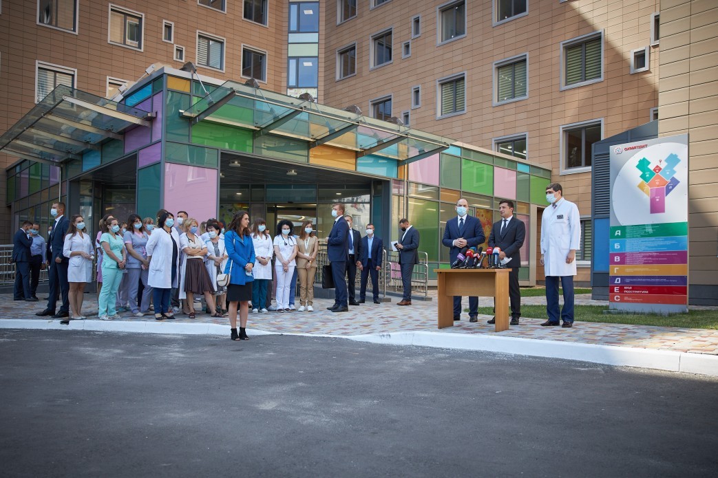 Президент Украины Владимир Зеленский анонсировал возведение мультибольниц в нескольких регионах Украины в рамках программы Большая стройка.