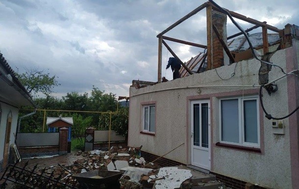 У Сторожинецькому районі Чернівецької області сильний вітер пошкодив дахи будинків і залишив без світла дев'ять населених пунктів.