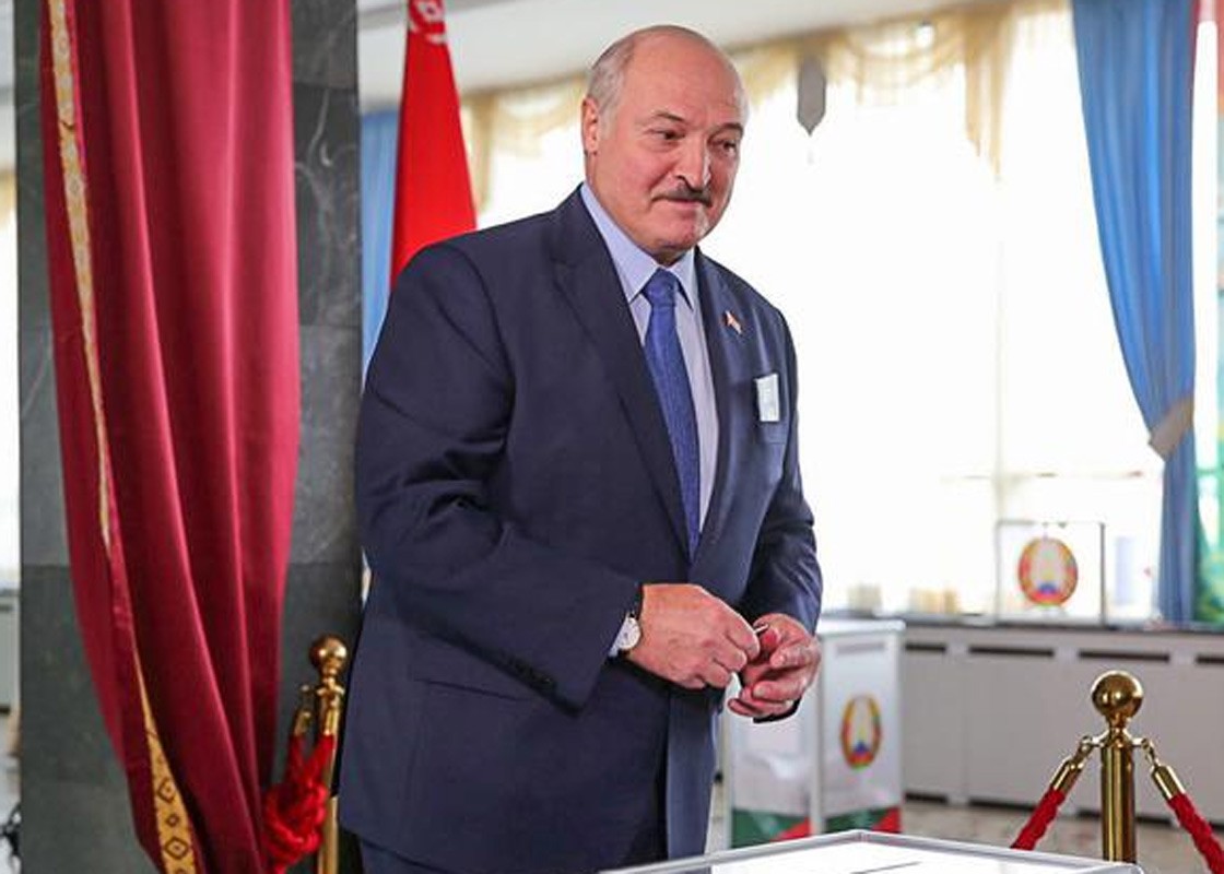 Президент Беларуси Александр Лукашенко заявил, что обстановка в стране в день выборов и после них не выйдет из-под контроля.