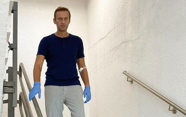 Российский оппозиционер Алексей Навальный, который восстанавливается после отравления в немецкой клинике Шарите, потребовал вернуть одежду, в которой он был госпитализирован в Омске.