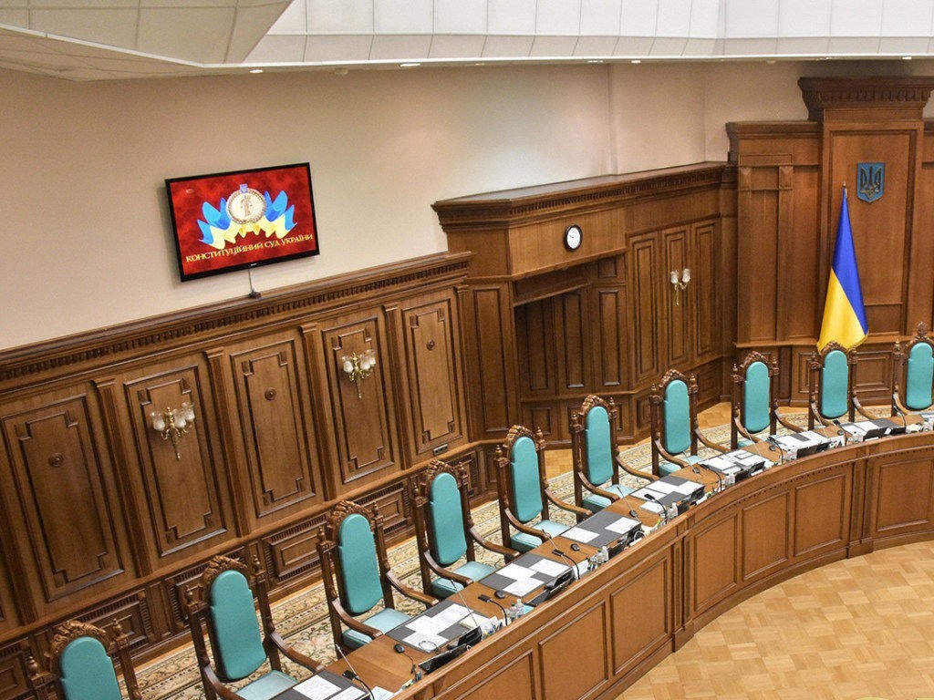Конституційний суд відклав розгляд подання народних депутатів щодо конституційності закону, що відкриває ринок землі.
