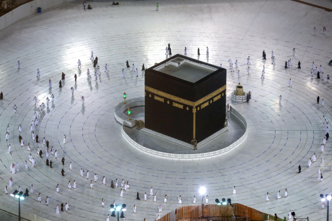 Власти Саудовской Аравии частично отменили запрет на совершение паломничества к главным исламским святыням в Мекке.