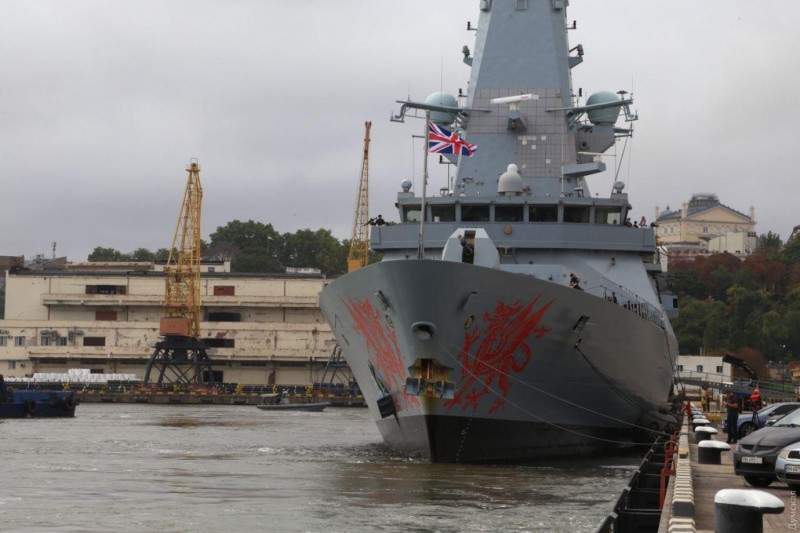 Это единственное боевое судно ВМС Великобритании, которое несет на бортах в носовой части изображение красного валлийского дракона - национального символа Уэльса.