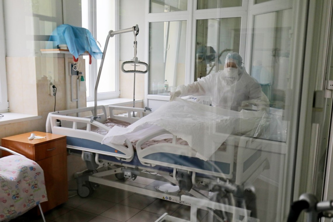 В Україні лікарняні ліжка для пацієнтів з коронавірусом зайняті на 68,4 відсотків. Найгірша ситуація із завантаженістю лікарень в Донецькій і Луганській областях.