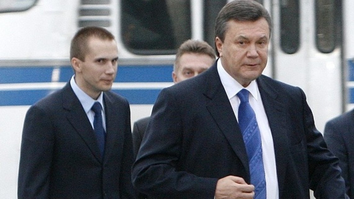 Антикорупційний суд відмовився заочно заарештовувати українського президента-втікача та його сина через недотримання деяких процедур.