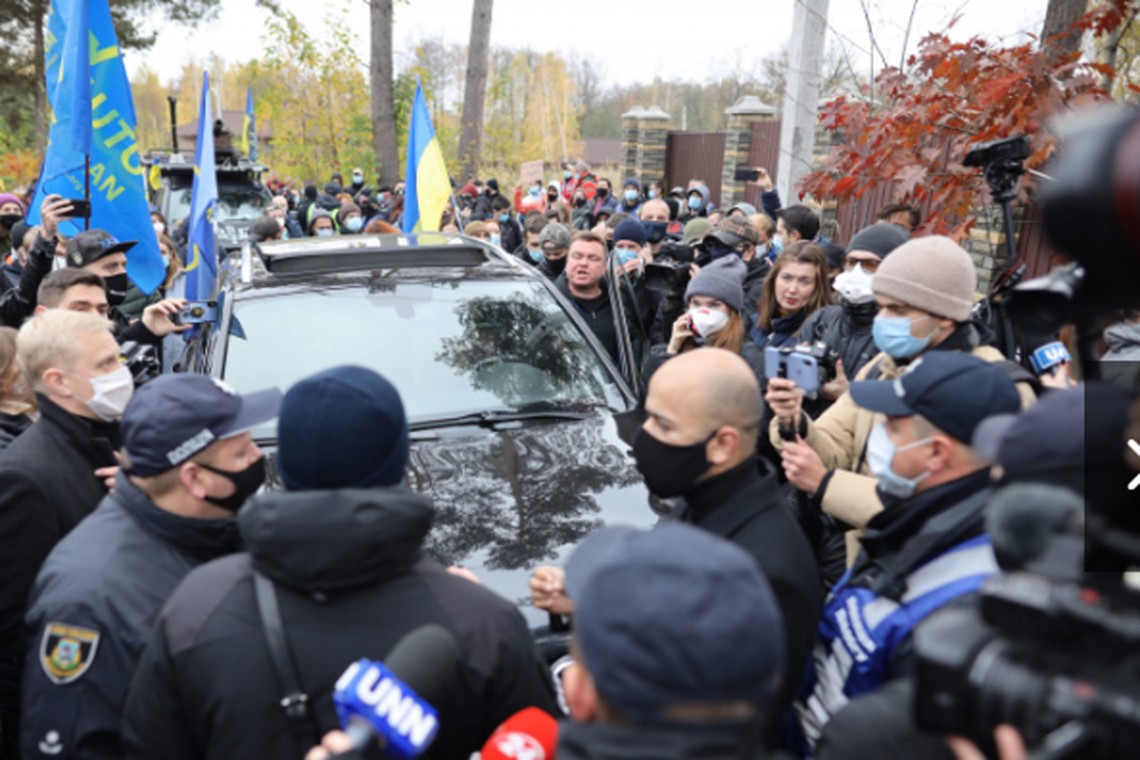 Возле дома главы КСУ Александра Тупицкого 7 ноября проходит акция протеста. Между полицией и активистами произошла потасовка.