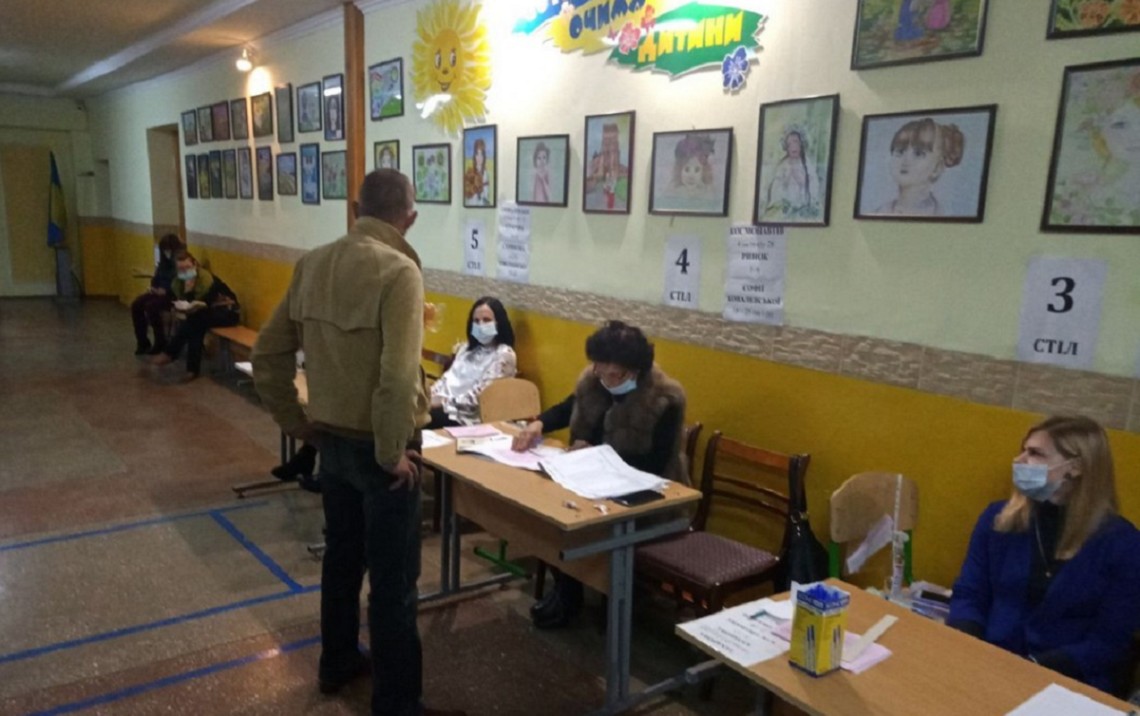 В Украине продолжается второй тур местных выборов. Наблюдатели фиксируют немногочисленные нарушения избирательного процесса.