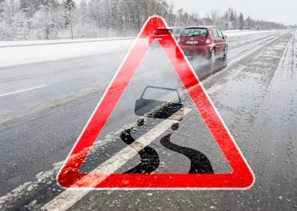 Синоптики предупредили о гололедице на дорогах в Киеве и области. В столице  выпал первый снег.