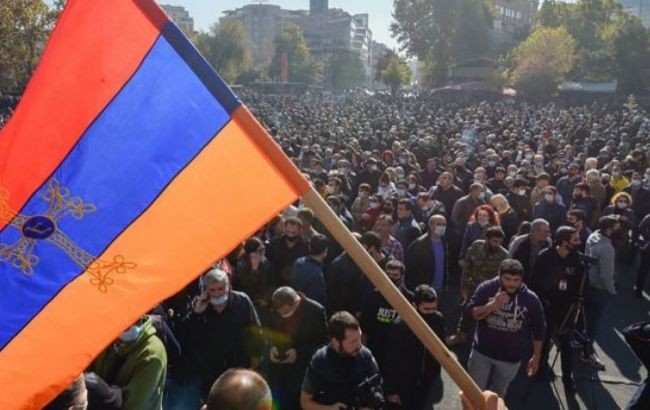 Сегодня в центре Еревана проходит митинг оппозиции - активисты требуют отставки премьер-министра Армении Николы Пашиняна.