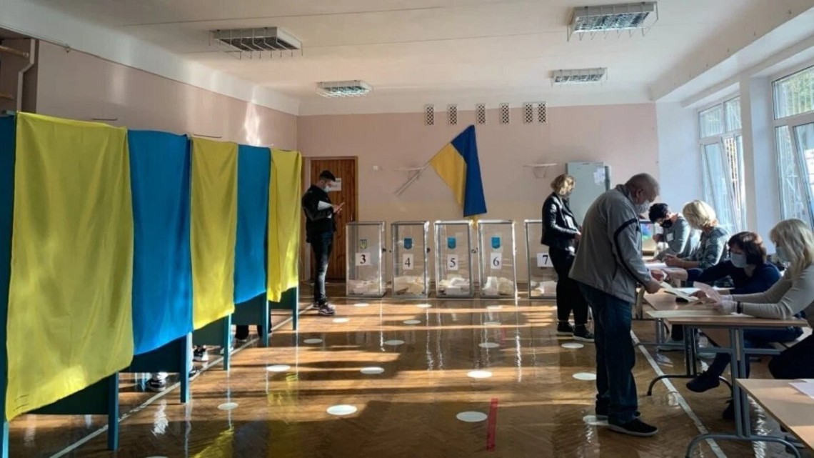 Спостерігачі мережі ОПОРА зафіксували перші порушення на двох дільницях під час другого туру виборів мера Чернівців.