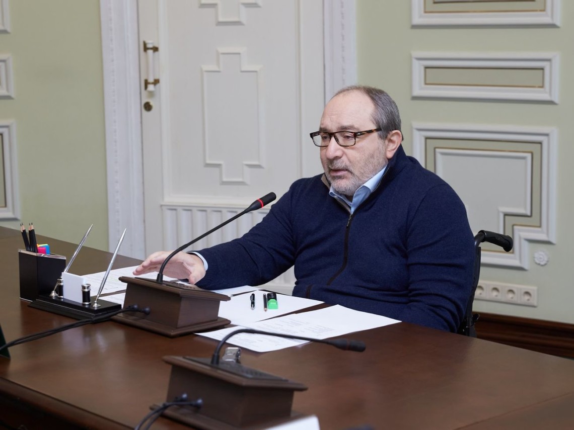 В Харькове проходит первая сессия нового состава городского совета. На ней Геннадий Кернес вступил в должность мэра, хотя и отсутствовал на заседании.