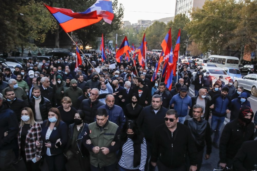 В Ереване продолжаются протесты у здания правительства Армении с требованием отставки премьер-министра Никола Пашиняна.